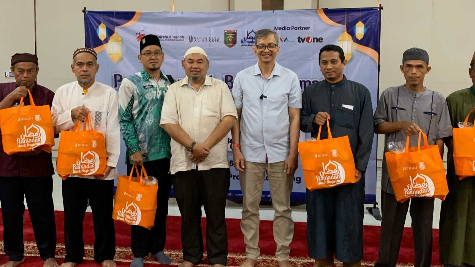 Bakrie Amanah Berbagi Kado Bahagia Ramadhan untuk Marbot dan Guru Ngaji di Bandar Lampung