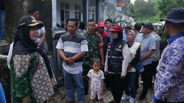 Pulang dari Magelang, Walikota Eva Dwiana Langsung Salurkan Bantuan Korban Banjir
