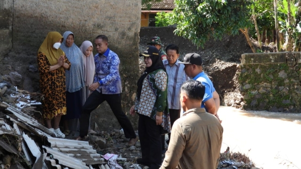 Eva Dwiana: Bantu Pendidikan Anak Korban Longsor