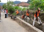 Eva Dwiana Kerahkan Alat Berat, Pulihkan Wilayah Banjir
