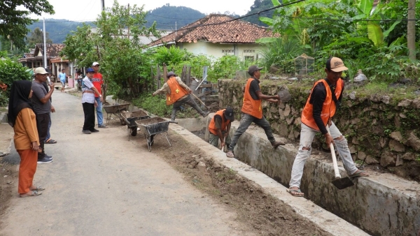 Eva Dwiana Kerahkan Alat Berat, Pulihkan Wilayah Banjir