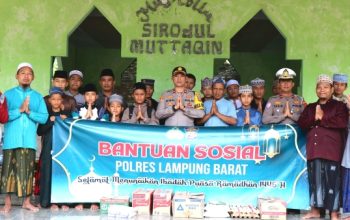 Polres Lampung Barat Salurkan Bansos di Ponpes Mamba'ul Qur'an