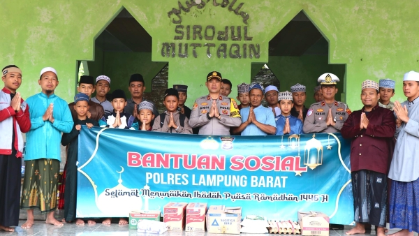 Polres Lampung Barat Salurkan Bansos di Ponpes Mamba'ul Qur'an