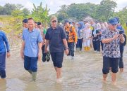 Bupati Tulang Bawan Turun Langsung Pantau Banjir di Kampung Bugis