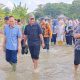 Bupati Tulang Bawang Turun Langsung Pantau Banjir di Kampung Bugis
