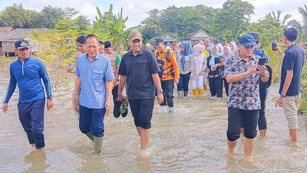 Bupati Tulang Bawang Turun Langsung Pantau Banjir di Kampung Bugis