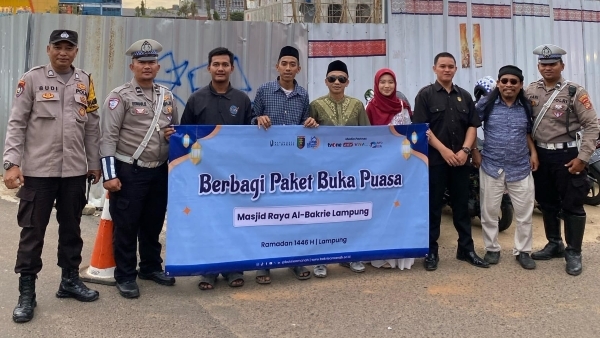 Masjid Raya Al Bakrie Lampung Bagikan Ratusan Paket Buka Puasa