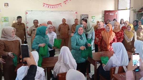 Walikota Palembang Tinjau Program Makan Bergizi Gratis dan Beri Bantuan Mushola di SMPN 26