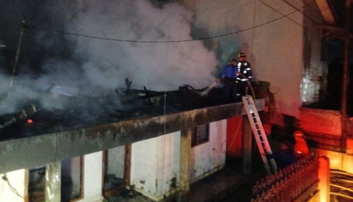Korsleting Listrik Diduga Picu Kebakaran Gedong Meneng