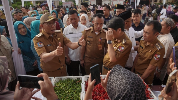 Stok Pangan Aman, Gubernur Mirza Tinjau Pasar Murah Kotabumi
