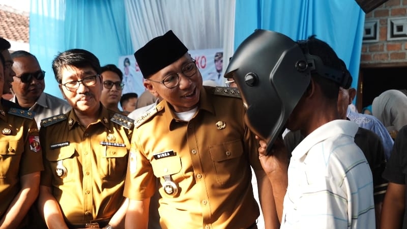 Entaskan Kemiskinan, Gubernur Mirza Salurkan Bantuan di Lampung Utara