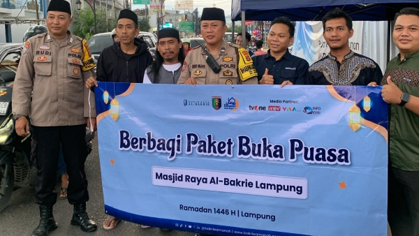 Masjid Raya Al Bakrie Lampung Sukses Gelar Jumat Berbagi di Bulan Ramadan
