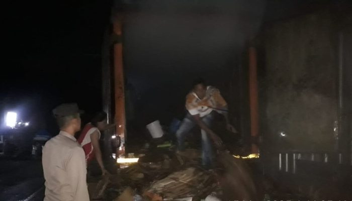 Truk Bermuatan Kardus Bekas Terbakar di Jalinbar Tanggamus