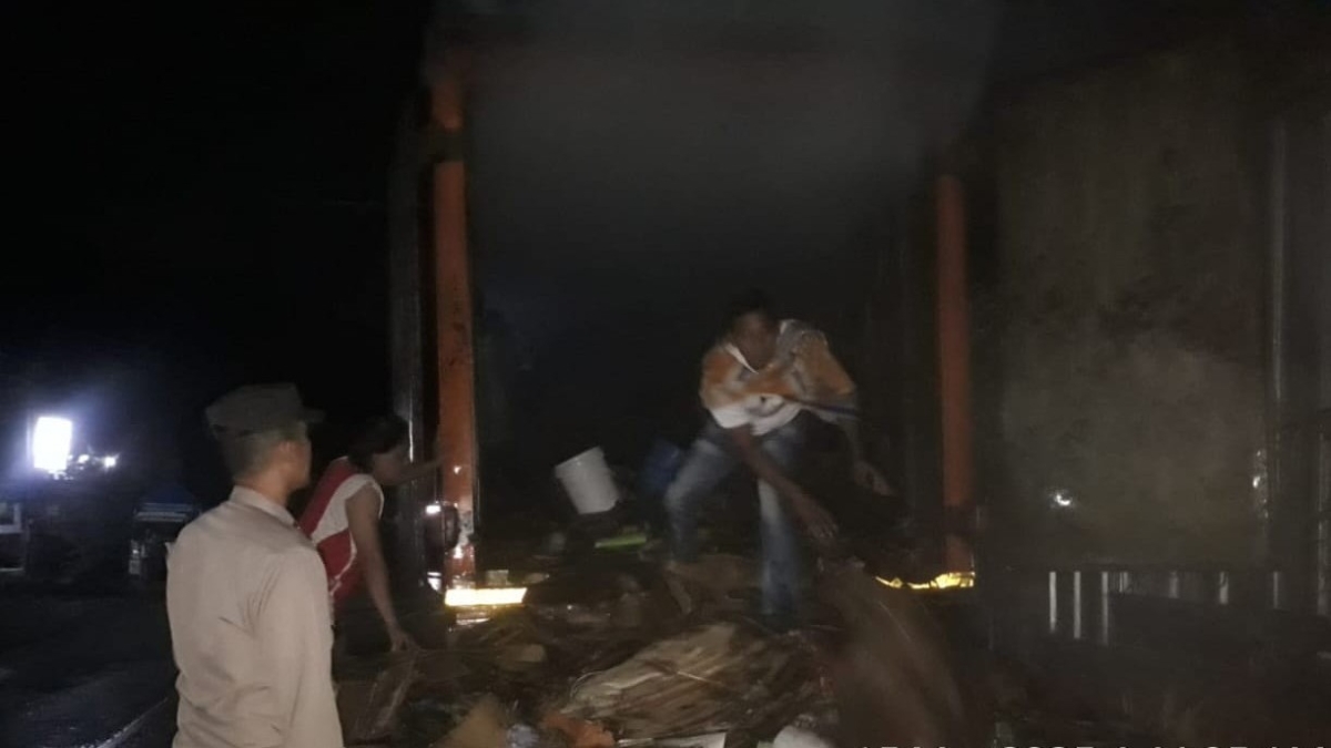 Truk Bermuatan Kardus Bekas Terbakar di Jalinbar Tanggamus