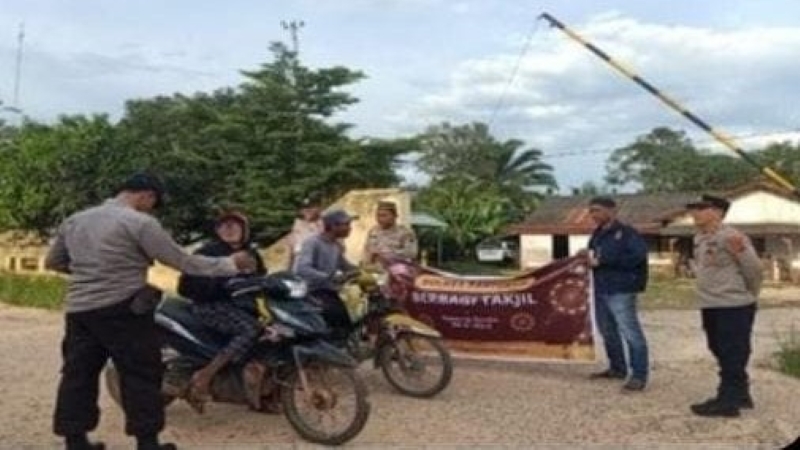 Polres Banyuasin dan Polsek Jajaran Bagikan Takjil Serentak di Bulan Ramadan