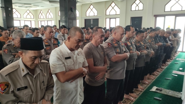 Polda Sumsel Gelar Salat Gaib untuk Tiga Anggota Polda Lampung yang Gugur Ditembak