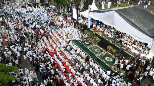 Ribuan Warga Lampung Padati Lampung Bersholawat, Peringati Nuzulul Quran dan HUT ke-61 Provinsi Lampung