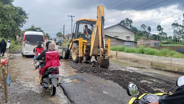 Gubernur Lampung Prioritaskan Perbaikan Jalan Liwa–Batas Sumsel Jelang Lebaran