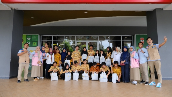 PLN Nusantara Power Ajak Puluhan Anak Disabilitas Belanja Baju Lebaran