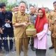 Unik, Pemkab Tulang Bawang Antar Paket Sembako Pasar Murah Langsung ke Rumah Warga