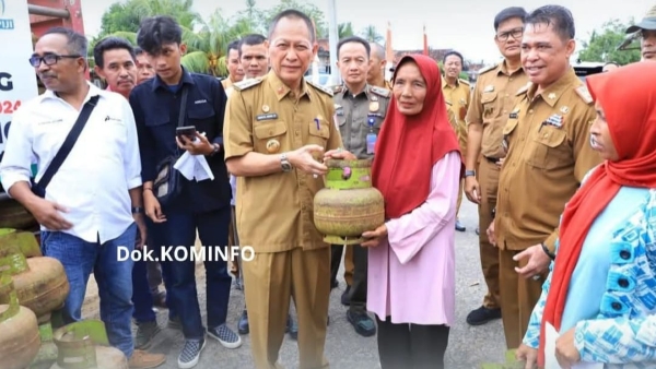Unik, Pemkab Tulang Bawang Antar Paket Sembako Pasar Murah Langsung ke Rumah Warga