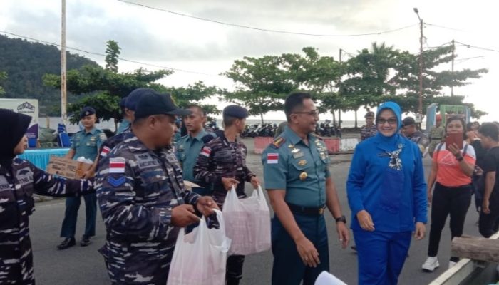 Lanal Tahuna Bagikan 1.200 Paket Takjil di Pelabuhan Tua, Penuh Kebahagiaan