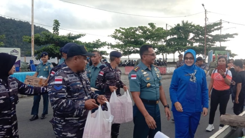 Lanal Tahuna Bagikan 1.200 Paket Takjil di Pelabuhan Tua, Penuh Kebahagiaan