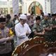 Polri dan TNI Probolinggo Perkuat Sinergitas dengan Tarawih Bersama