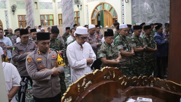 Polri dan TNI Probolinggo Perkuat Sinergitas dengan Tarawih Bersama