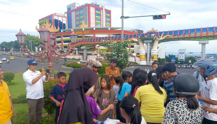 Taring Lampung Bagi Takjil Gratis di JPO Siger Milenial