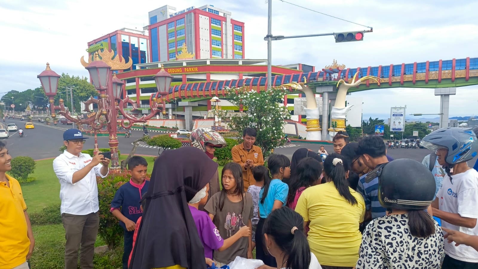 Taring Lampung Bagi Takjil Gratis di JPO Siger Milenial