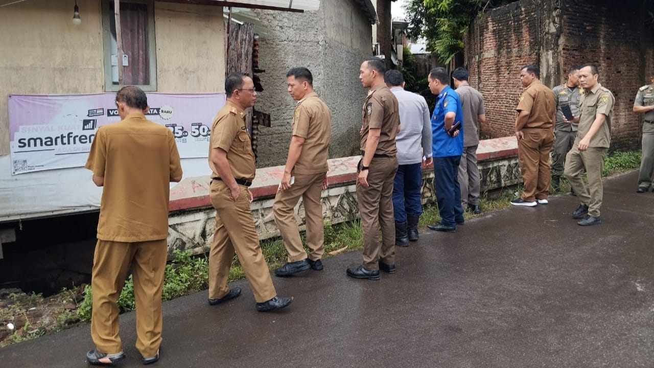 Lawan Banjir, Satgas Pemkot Bandar Lampung Sikat Bangunan di Atas Drainase
