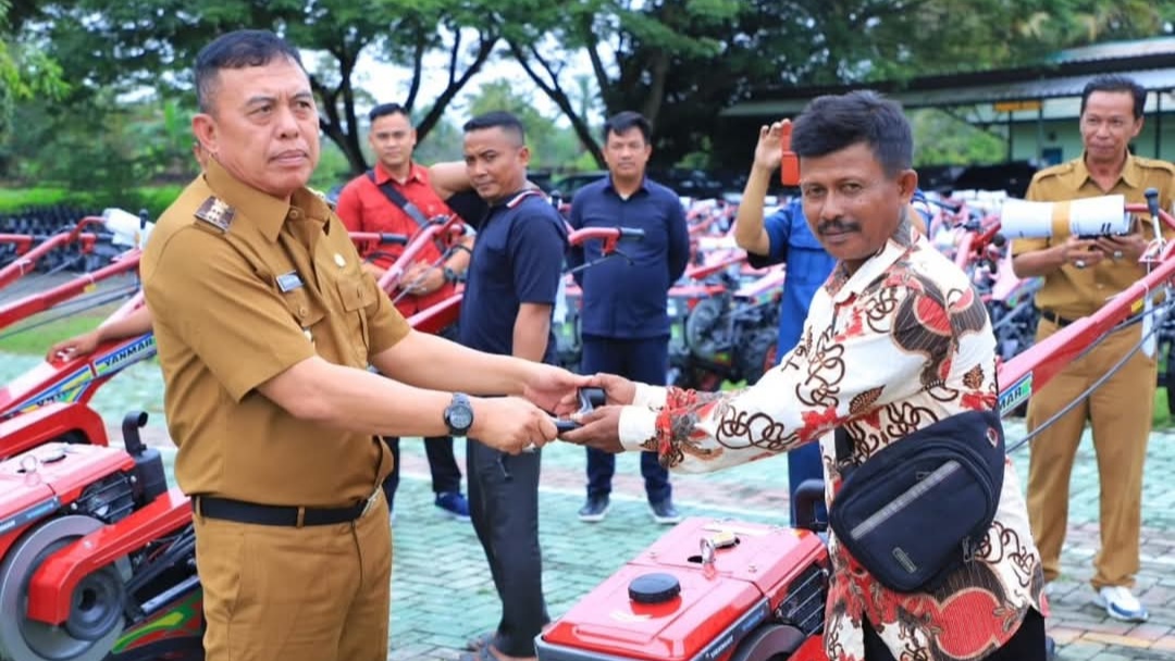 Dukung Swasembada Pangan, Bupati Tulang Bawang Serahkan Puluhan Alsintan ke Brigade Pangan