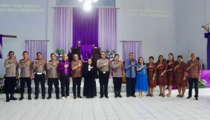 Polres Kepulauan Sangihe Gelar Minggu Kasih, Berbagi Sembako di GMIST Pekakentengan