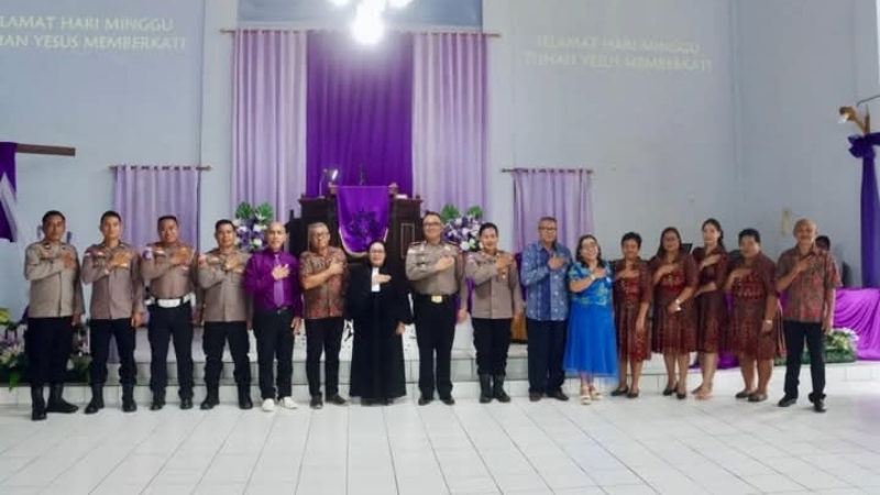 Polres Kepulauan Sangihe Gelar Minggu Kasih, Berbagi Sembako di GMIST Pekakentengan