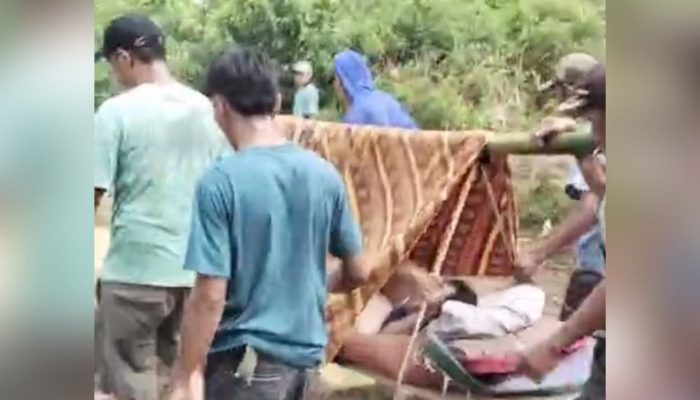 Tragis, Warga Pelosok Pesisir Barat Gotong Pasien Seberangi Muara Demi Puskesmas