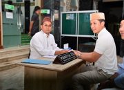 Bupati Egi Tunaikan Zakat Fitrah dan Berikan THR untuk Petugas Masjid Agung Kalianda
