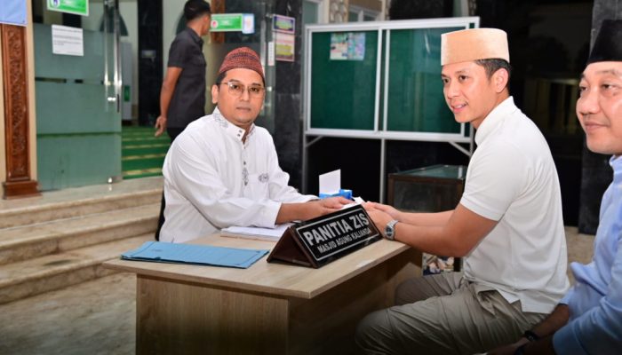 Bupati Egi Tunaikan Zakat Fitrah dan Berikan THR untuk Petugas Masjid Agung Kalianda