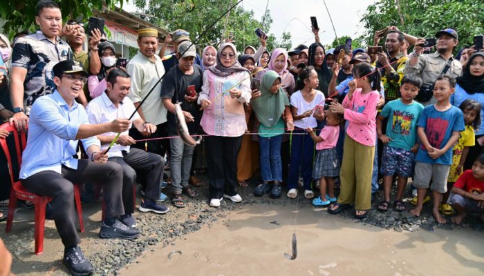 Lele di Jalan Rusak, Bupati Datang dan Ikut Mancing Bareng Warga