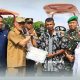 Bupati Tulang Bawang Drs. Qudrotul Ikhwan.,MM menyerahkan secara simbolis bantuan alat pertanian kepada perwakilan kelompok tani, disaksikan oleh unsur Forkopimda dan anggota DPR RI, dalam rangka mendukung peningkatan produktivitas pertanian di wilayah setempat.