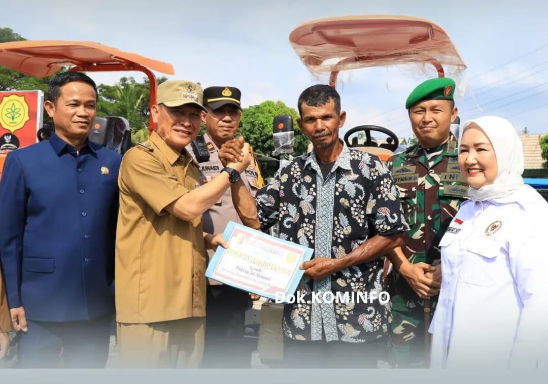 Bupati Tulang Bawang Drs. Qudrotul Ikhwan.,MM menyerahkan secara simbolis bantuan alat pertanian kepada perwakilan kelompok tani, disaksikan oleh unsur Forkopimda dan anggota DPR RI, dalam rangka mendukung peningkatan produktivitas pertanian di wilayah setempat.