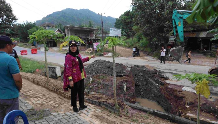 Respons Cepat Banjir Tirtayasa, Bunda Eva Pantau Langsung Pemasangan Box Culvert