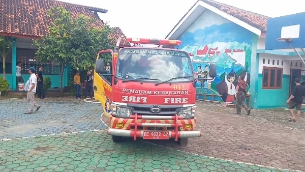 Kebakaran Hanguskan Tiga Ruang Kelas MI Diniyyah Putri Lampung, Kerugian Capai Rp 150 Juta