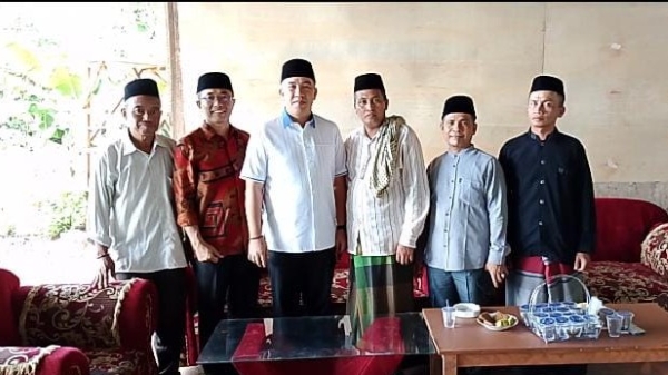 Bupati Pesawaran Sampaikan Belasungkawa atas Meninggalnya Orang Tua KH Endang Zaenal Khaidir