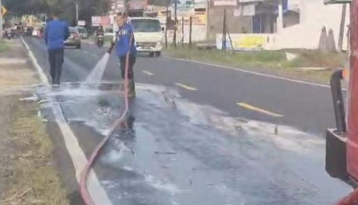 Tumpahan Solar di Kalianda Ancam Keselamatan Pengendara, Damkar Lamsel Turun Tangan