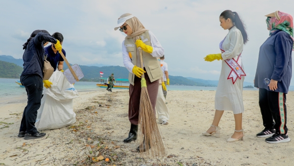 Wagub Jihan Gerakkan Aksi Nyata Kolaborasi Untuk Indonesia Bersih di Pantai Mutun dan Pulau Tangkil