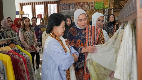 Lampung Tuai Pujian: Ketua Umum IAD Terpesona Kain Lokal
