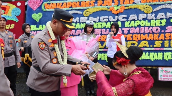 Nuansa Adat Warnai Penyambutan Kapolres Tanggamus Baru