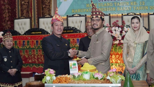 Peringati HUT Ke-12, Bupati-Wabup Pesibar Hadiri Rapat Paripurna DPRD
