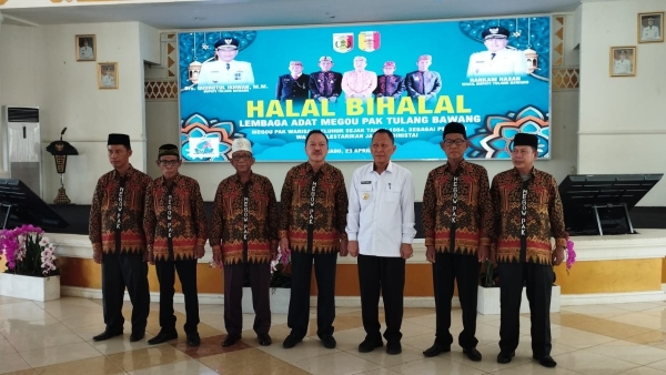 Peduli Budaya, Bupati Tulang Bawang Terima Penghargaan dari Lembaga Adat Megow Pak